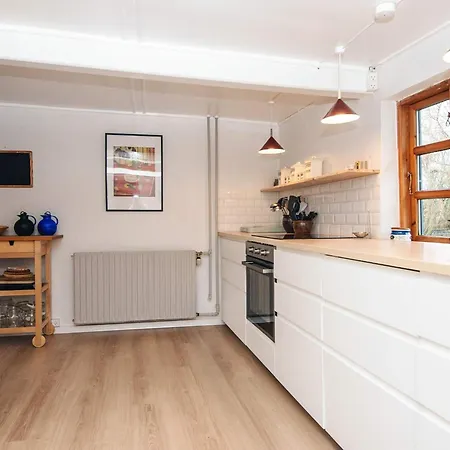 House With Beautiful Garden *