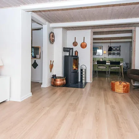 House With Beautiful Garden *