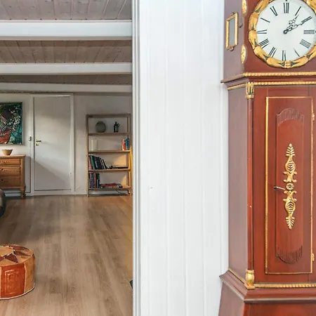 House With Beautiful Garden *