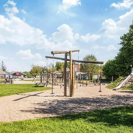 House With Beautiful Garden *