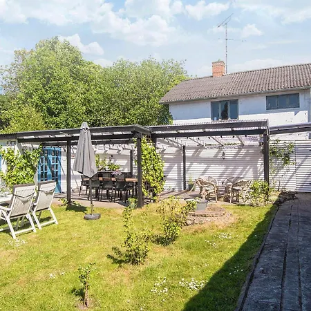 House With Beautiful Garden * Glesborg