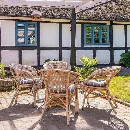 House With Beautiful Garden * Glesborg