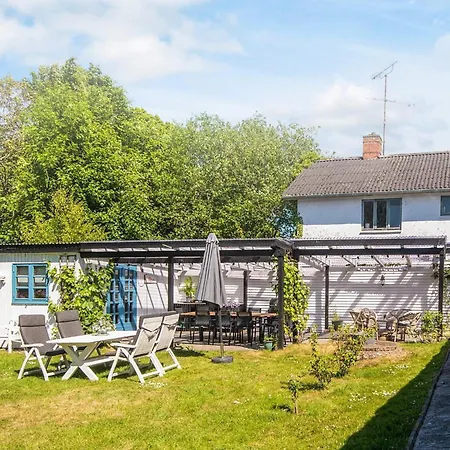 Prázdninový dům House With Beautiful Garden