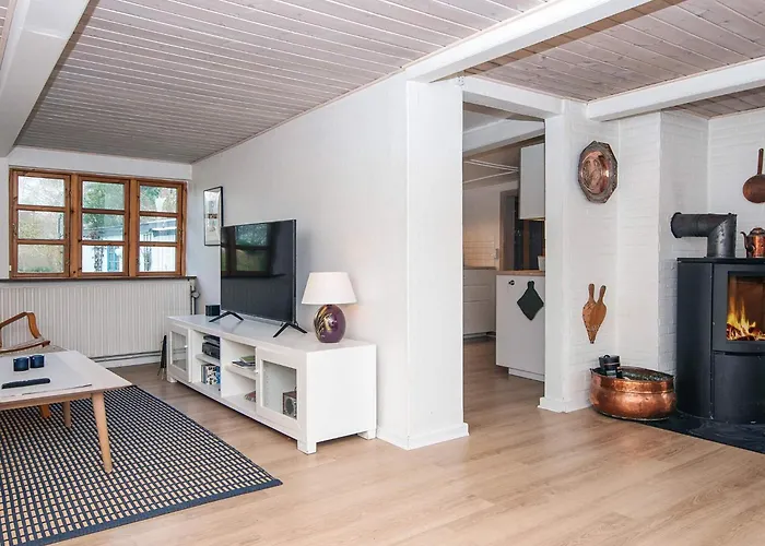 House With Beautiful Garden * Glesborg