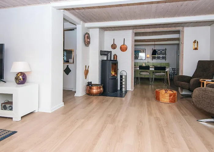 House With Beautiful Garden *