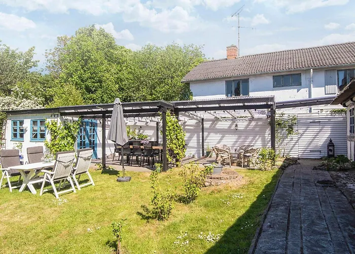 House With Beautiful Garden * Glesborg