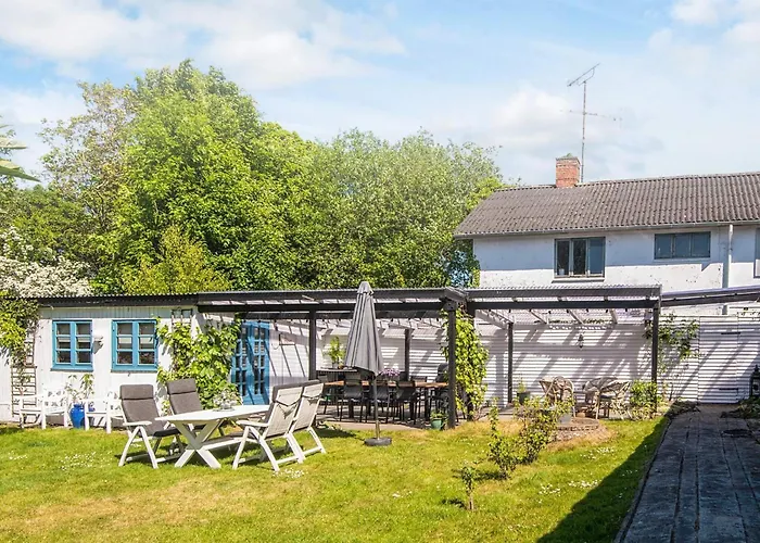 Σπίτι διακοπών House With Beautiful Garden